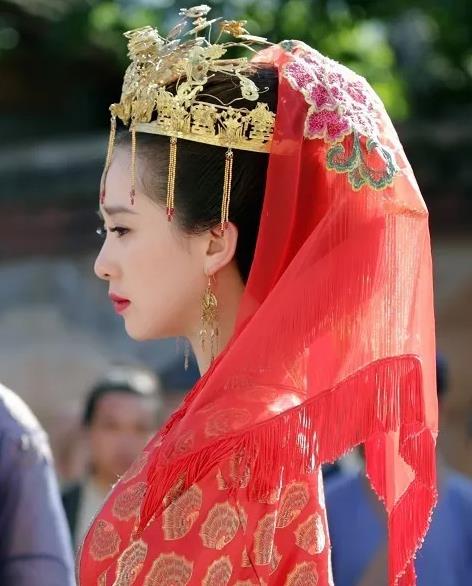 十大女星凤冠霞帔扮相:赵丽颖热巴入榜,杨蓉第四,第一是她