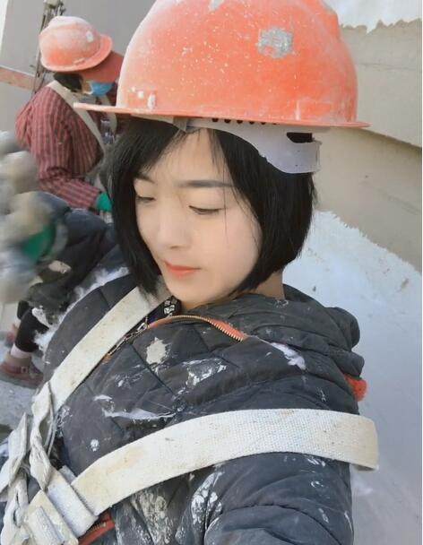 镜头下:建筑工地上的女农民工,高空作业的活,总是少不了!