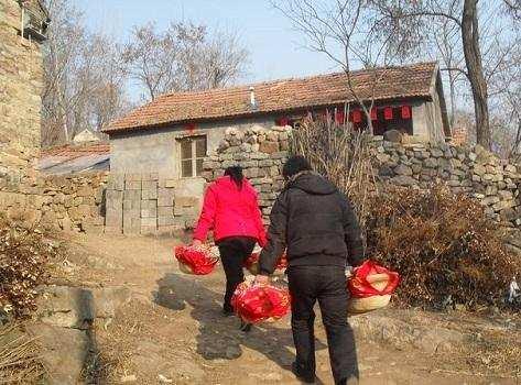 农村过年走亲戚的怪现象,放下东西转头就走,一刻也不多留