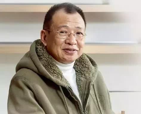 他是香港第一位开奔驰拍戏的艺人 是离巢还是拍《使徒行者3》?