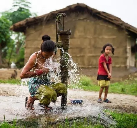 尼泊尔农村生活,马车是交通工具,女人露天洗澡
