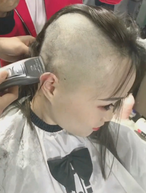 美女剃掉一头秀发后,整个人完全变了模样,这还是那个长发美女吗