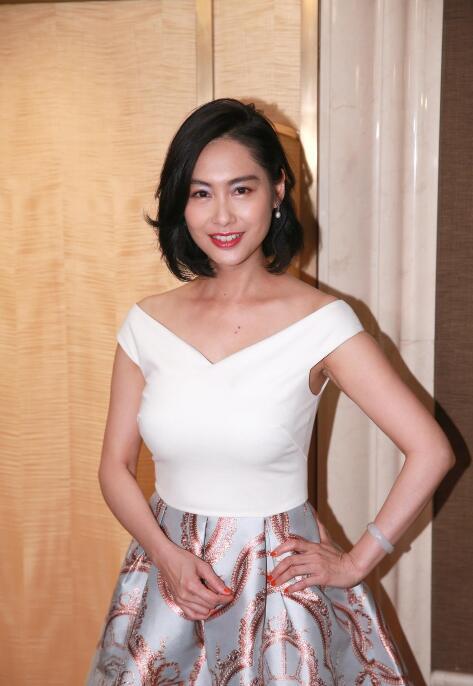 朱茵素颜穿白裙亮相女神范十足,网友:怪不得黄贯中追的这么疯