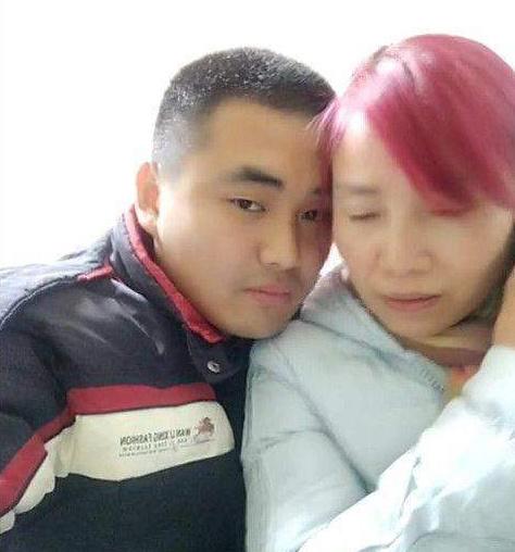 51岁大妈嫁25岁小伙,生了一个儿子后更粘人,网友:小伙真能忍!