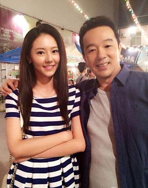 61岁戏骨张晨光和老婆生活照曝光,太太会保养,既漂亮气质又好