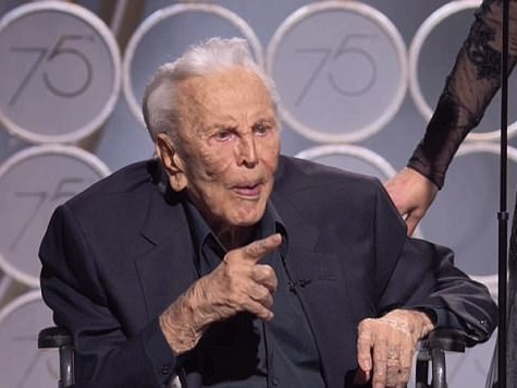 101岁人瑞坐轮椅颁奖 众巨星起立鼓掌