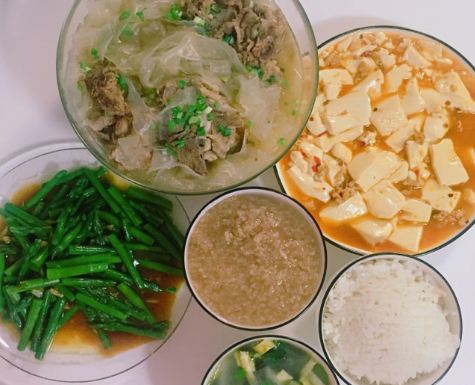 四位月嫂来自荐,分别秀出自己做的月子餐,如果是你你会聘用谁?