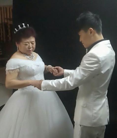 25岁小伙娶61岁女子,婚后生活很甜蜜,只是老太太粘人