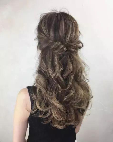 编发造型更美 将两边的头发挽起编成公主头,仙女和公主之间自由腔换