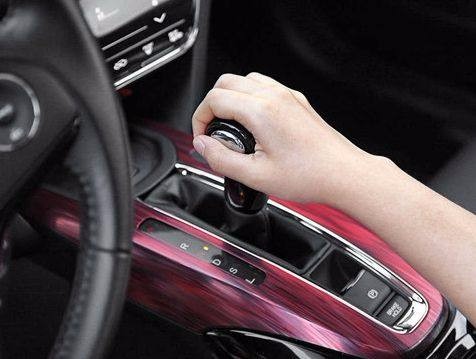 不松油门减档此方法是超车,爬陡坡以及其它急加速情况下减挡的最佳