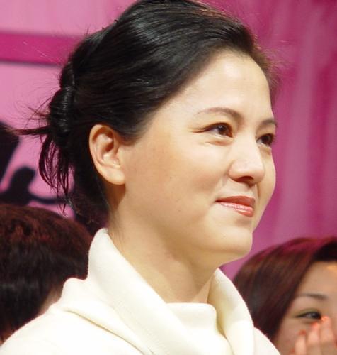 她唱黄梅戏出身,凭借《红楼梦》一举成名,如今低调做制片人