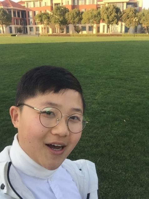 21岁贾云哲因身高似孩童挤地铁时喝酸奶被指责后急忙这样解释