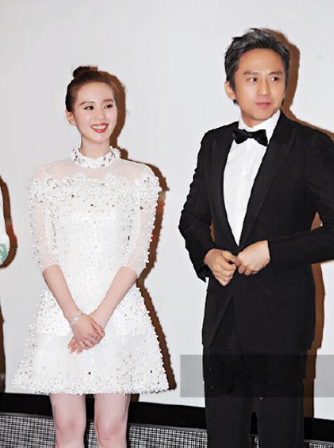 邓超嫌刘诗诗裙子太短,现场送其秋裤!网友:确定娘娘不会吃醋?