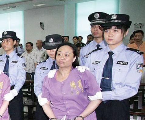 最嚣张女贪官,贪污13亿,死前叫嚣:不在乎钱,邮政局就是我的