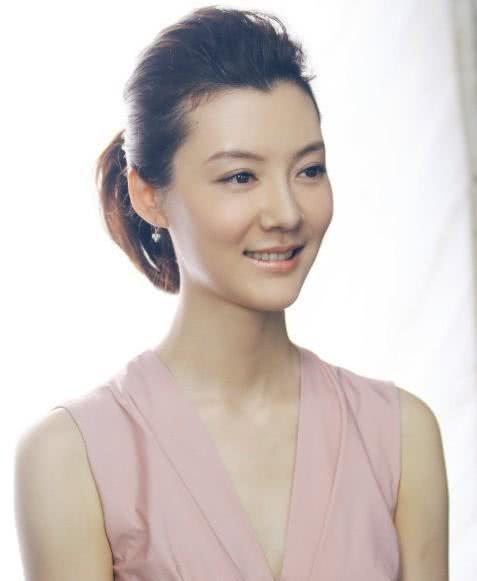 我最先想到的是在冯小刚导演的电影《非诚勿扰》里的车晓,她还演过