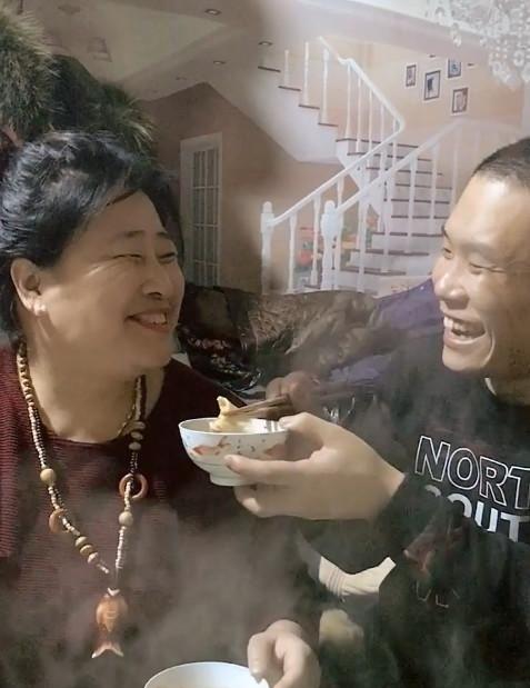 28岁小伙娶48岁大妈,老妻少夫的爱情,你觉得是真爱吗?