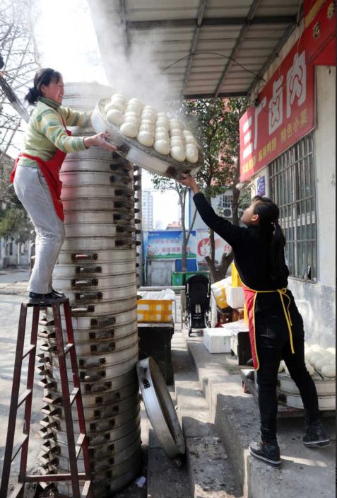 周口夫妻郑州卖馒头 ,一天卖出一万多个,如今买车买房日子红火