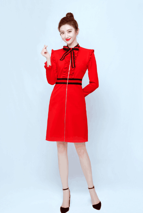 景甜一身红裙登上春晚舞台,甜蜜喜庆活力十足,太美了