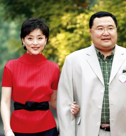 她们都是娱乐圈的大美女,老公却矮的矮,丑的丑!不过都有钱!