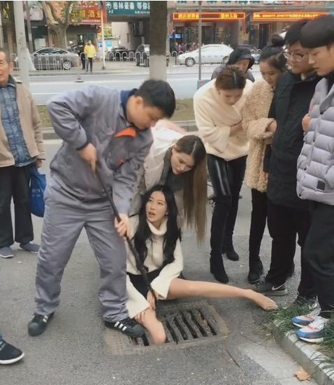 美女一只脚卡在下水道,得知原因后叫人哭笑不得
