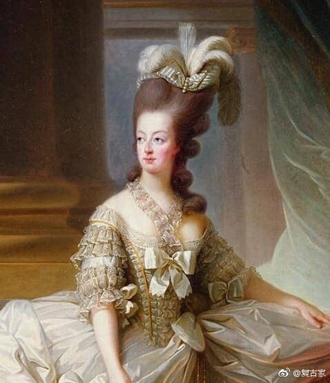 法国洛可可时期崇尚高发型