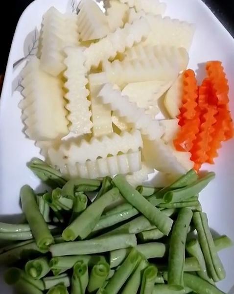 康弟今天在家做了,一道全蔬菜,大鱼大肉吃多了,吃点素菜也不错