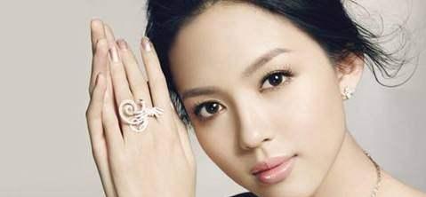 2,鼻子有光泽,精气神好,非常招财,而且事业运势也很好!