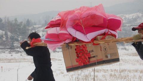 出嫁那天,看见妈给我的嫁妆,我含泪给她磕个头,再没回过娘家