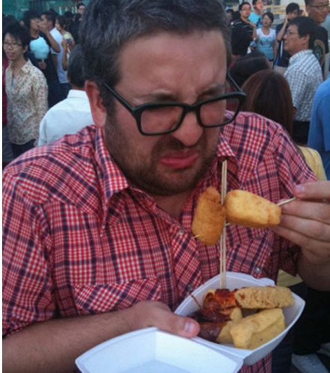 因为皮蛋本身带有着一股特殊的气味,外国人闻起来就有点像