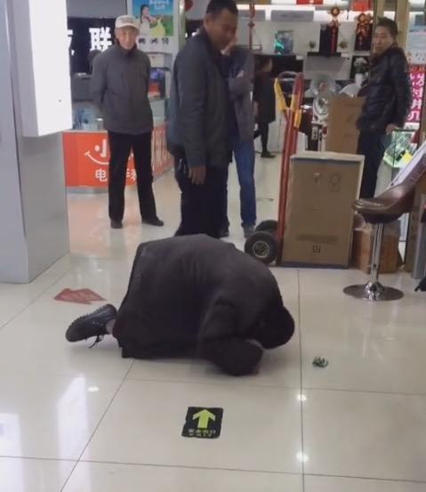 残疾男子在超市疯狂的向老板磕头,知道实情后众人都选择冷眼旁观