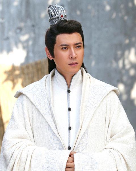 《美人无泪》中深情的多尔衮,《天龙八部》中木讷憨直的虚竹,韩栋在