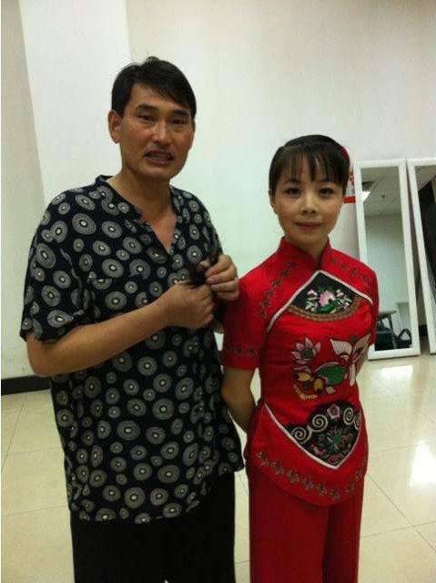 32岁王二妮近照: 送丈夫豪车农村父母几套房, 如今还做了大官