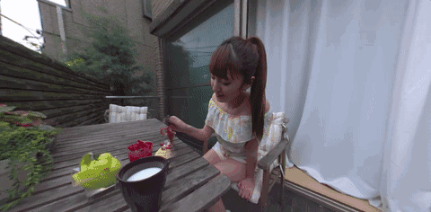 搞笑gif图:地求生璀璨一枪,妹子这是要?