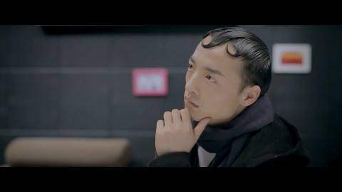 毫无音乐天赋的叶良辰因为自己的网络爆红,他的歌也