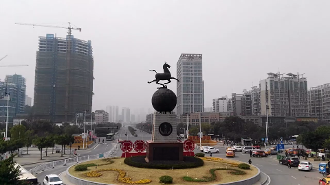 赣州火车站广场的雕塑,被戏称为"立马滚蛋",你可知道其意义?