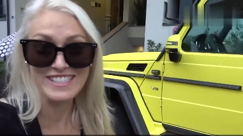 价值500万的奔驰越野车,家里老人上车的一刻女