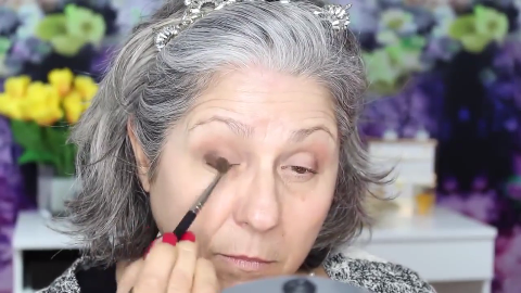 70岁老奶奶学化妆, 妆后变30岁美女, 不化妆的我没法活了