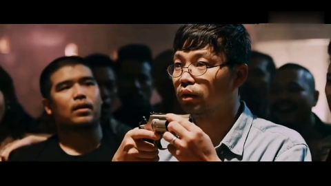 王迅玩俄罗斯轮盘赌,6发的左轮手枪他要装5颗,黑社会大姐都怕了