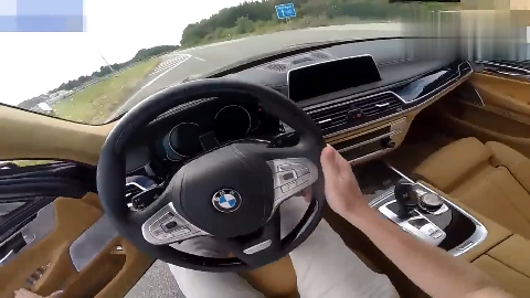 坐进宝马七系的驾驶舱,才体会到啥叫开奔驰坐宝马