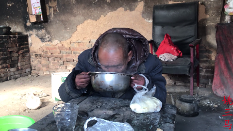 农村空巢老人无儿无女,一个人独自生活的场. 来自姚三马 - 微博