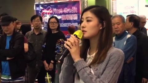 美女流浪歌手街头唱《停格》,声音太好听,引得