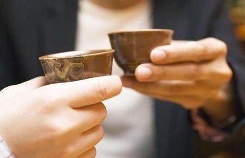 浅谈中国敬酒礼仪丨酒桌上有哪些你不知道的事?|礼仪|酒桌|酒杯