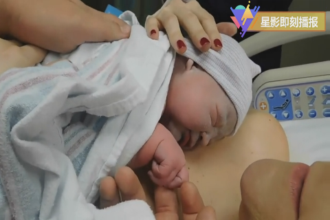 产房实录产妇顺产生子的艰难经过,宝宝一出生就紧紧抓住爸爸的手