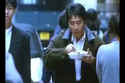 周星驰边吃盒饭边抽烟这段, 表达了单身狗的生活, 演技到达了巅峰