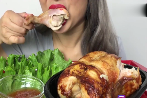 美女姐姐吃烤全鸡,饱满的鸡肉,吃起来满足又好吃