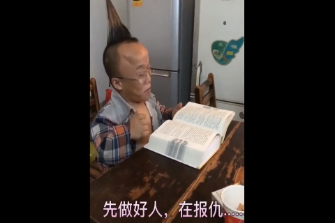 爆笑农村逗逼青年 两个矮仔一言不合就干架 能不能别这么逗