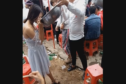 实拍农村婚礼,这地方的结婚婚俗,伴娘直接端着盆喝酒!