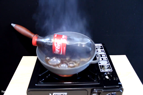 作死挑战:用平底锅直接加热可乐会发生什么?