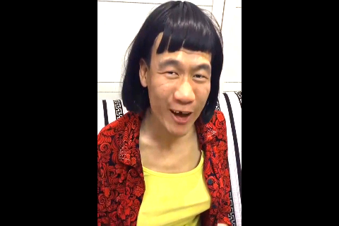 傻子大娘吃泡面,笑抽筋了!