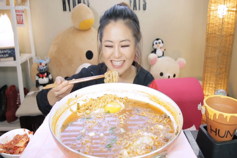 看美食主播吃辣味拉面,这吃法还真不是一般人能懂的